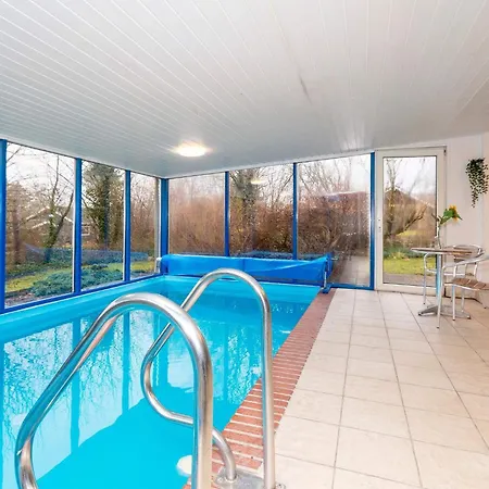 8 Person In Farso-by Traum *