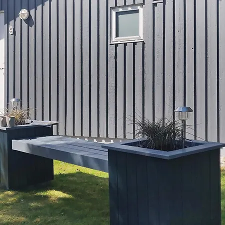 8 Person In Farso-by Traum Ertebølle