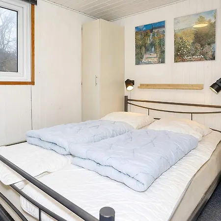 8 Person In Farso-by Traum * Ertebølle